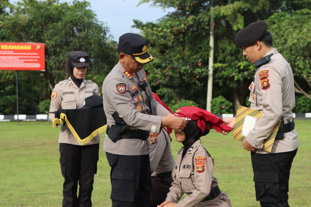 Kapolres OKU Polda Sumsel AKBP Arif Harsono SIK MH memasangkan slayer kepada 22 anggota pada acara penyambutan Bintara Remaja (Baja) yang akan bertugas di Polres OKU. Foto dokumen Humas Polres OKU