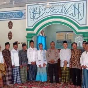 Kapolsek Sososh Buay Rayap AKP Prayitno diacara Jumat Curhat di Masjid Al-Fallah Desa Penyandingan Kecamatan Sosoh Buay Rayap, Kabupaten OKU, Jumat (20/1/2023). Foto Kanalberita.id / Apriansyah