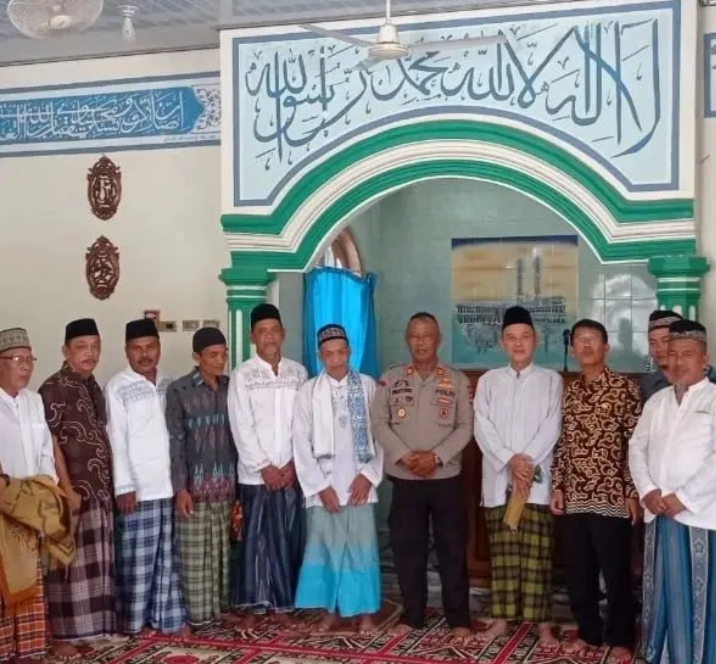 Kapolsek Sososh Buay Rayap AKP Prayitno diacara Jumat Curhat di Masjid Al-Fallah Desa Penyandingan Kecamatan Sosoh Buay Rayap, Kabupaten OKU, Jumat (20/1/2023). Foto Kanalberita.id / Apriansyah