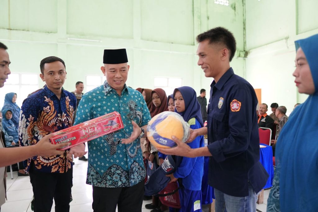 PJ Bupati OKU memberikan bantuan kepada masyarakat pada acara Musrenbang Kecamatan Ulu Ogan. Foto dokumen Humas OKU