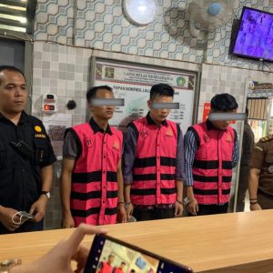 Tiga okunum pegawai bank yang ada di Muaradua OKU Selatan ditahan Kejaksaan Negeri OKU Selatan, Kamis (5/1/2022). Foto Ist