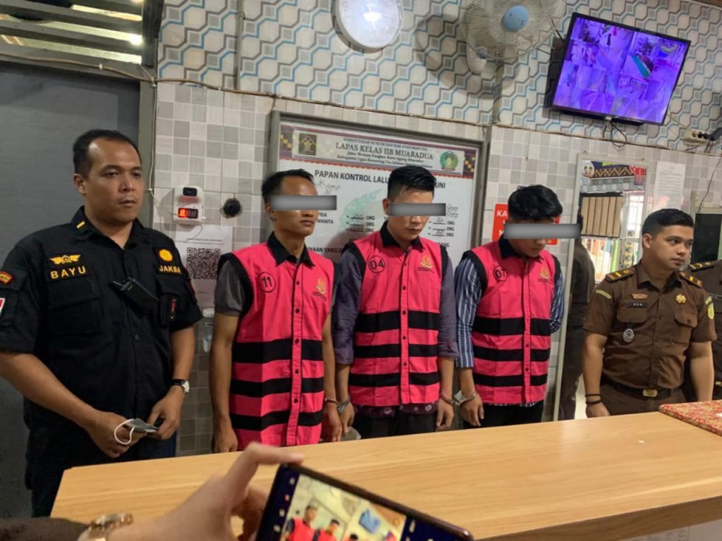 Tiga okunum pegawai bank yang ada di Muaradua OKU Selatan ditahan Kejaksaan Negeri OKU Selatan, Kamis (5/1/2022). Foto Ist