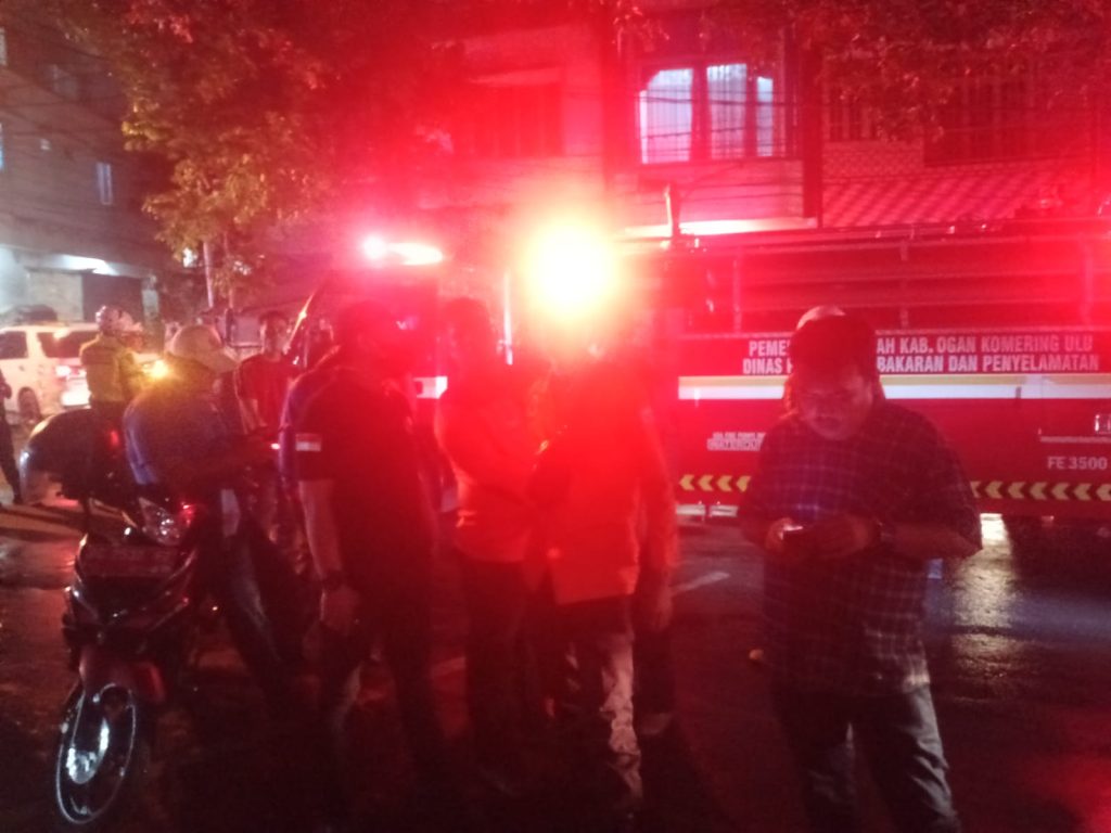 Foto gudang lantai 4 Toko Andi Plestik  di Jalan Akmal Kecamatan Baturaja Timur Kabupaten OKU terbakar. Foto dokumen polisi