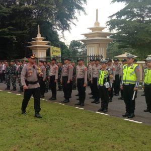 Kapolres OKU AKBP Arif Harsono SIK MH memeriksa pasukan Operasi Keselamatan Musi 2023 di halaman Mapolres OKU Polda Susmel , Selasa (7/2/2023). Kanalberita.id / Apriansyah