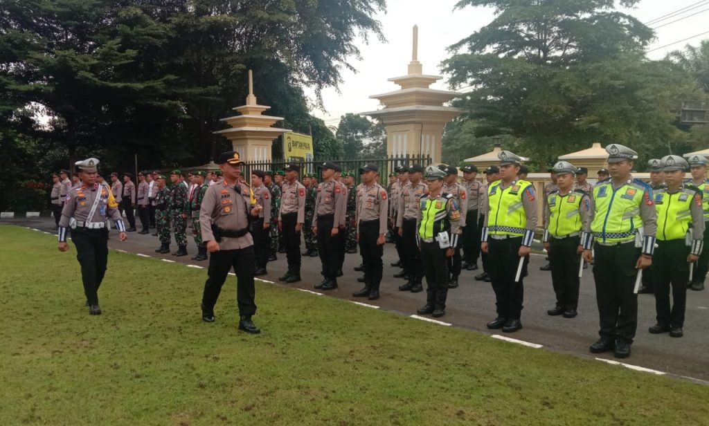 Kapolres OKU AKBP Arif Harsono SIK MH memeriksa pasukan Operasi Keselamatan Musi 2023 di halaman Mapolres OKU Polda Susmel , Selasa (7/2/2023). Kanalberita.id / Apriansyah 