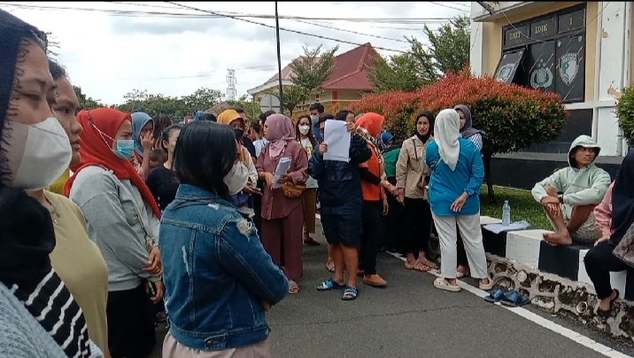 Puluhan korban arisan Tebus lelang datang ke Polres OKU untuk melaporkan pelaku inisial DRP (23)  yang sudah memabwa kabur dana miliaran rupiah. Foto Kanalberita.id / Apriansyah