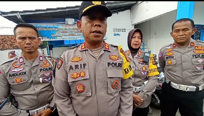 Puluhan remaja berusia belasan tahun di Kota Baturaja Kabupaten Ogan Komering mengambil sepeda motor yang dikandangkan di kantor Satlantas Polres OKU. Foto Kanalberita.id / Apriansyah