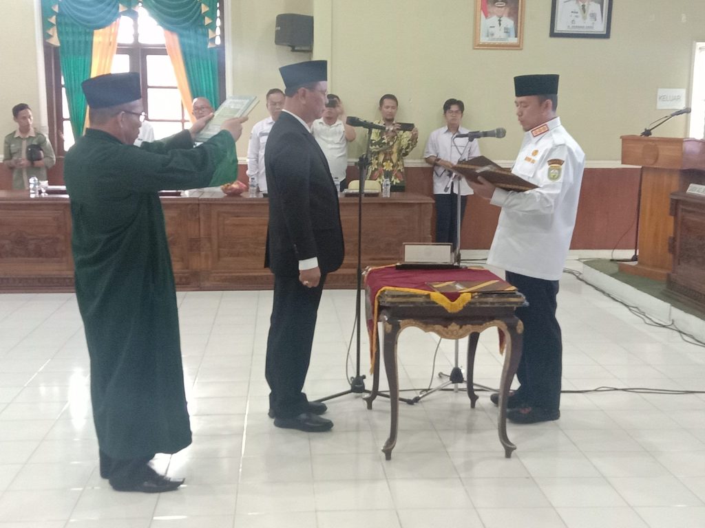 Dharmawan Irianto SSos MM dilantik menjadi Penjabat Sekretaris Daerah Kabupaten OKU. Foto Kanalberita.id / Apriansyah