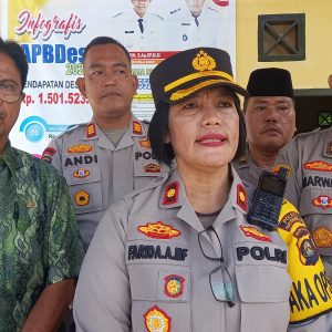 Wakapolres OKU Kompol Farida Aprillah SH saat melakukan kegiatan Jumat Curhat di Kantor Desa Laya Kecamatan Baturaja Barat Kabupaten OKU. Foto Kanalberita.id / Apriansyah