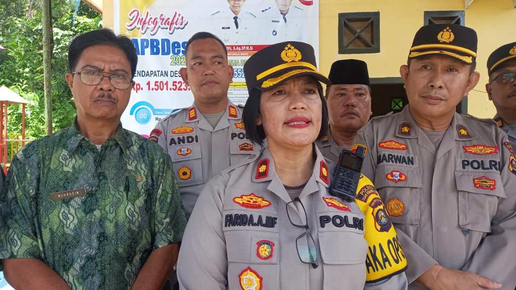 Wakapolres OKU Kompol Farida Aprillah SH saat melakukan kegiatan Jumat Curhat di Kantor Desa Laya Kecamatan Baturaja Barat Kabupaten OKU. Foto Kanalberita.id / Apriansyah