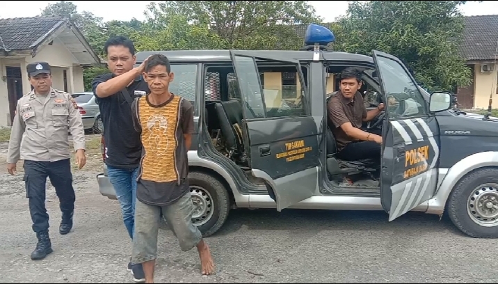 Pelaku pencuri besi tower  yang ditanggap massa nyaris dihakimi massa, utunglah segera diamankan anggota Polsek Baturaja Barat. Foto Kanalberita.id / Apriansyah  