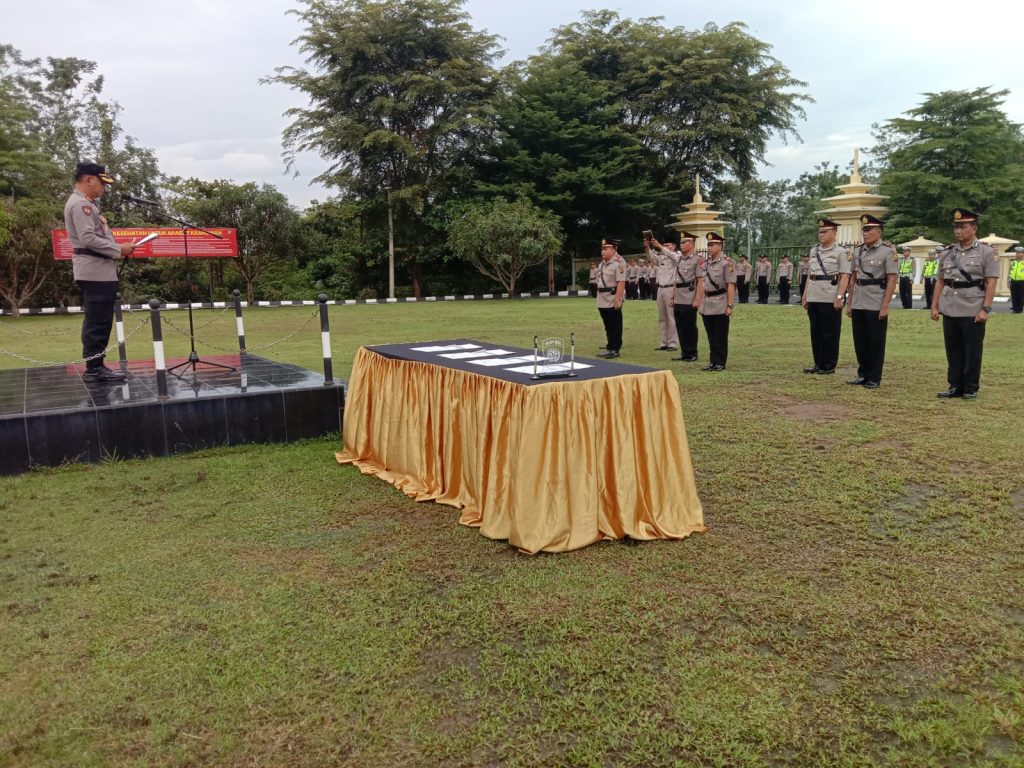 Kapolres OKU AKBP Arif Harsono SIK MH memimpin upacara serah terima dan pelantikan Kasat Resnarkoba dan tiga Kapolsek di jajaran Polres OKU. Foto Kanalberita.id / Apriansyah