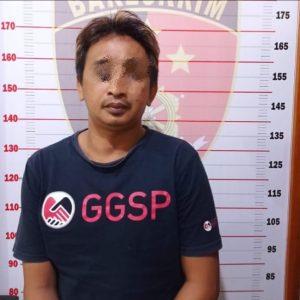 Tersangka saat diamankan polisi. Foto dokumen polisi.