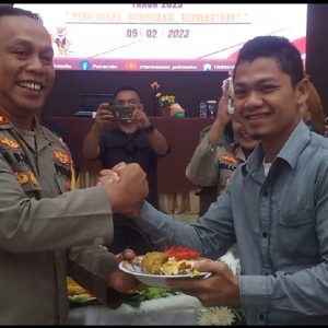 Kapolres OKU AKBP Arif Harsono SIK MH memberikan potongan nasi tumpeng kepada jurnalis termuda di OKU Apriyansah SSos (wartawan KBI) pada perayaan HPN tahun 2023 di Gedung Multimedia Wicaksana Laghawa Polres OKU Rabu ( 8/2/2023). Foto Kanalberita.id / Apriansyah