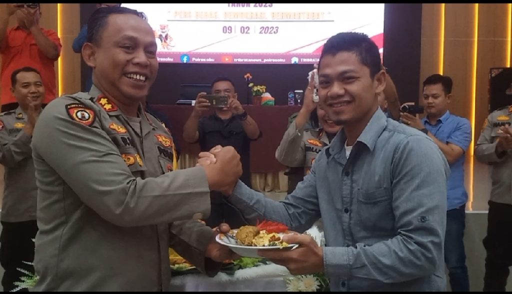 Kapolres OKU AKBP Arif Harsono SIK MH memberikan potongan nasi tumpeng kepada jurnalis termuda di OKU Apriyansah SSos (wartawan KBI) pada perayaan HPN tahun 2023 di Gedung Multimedia Wicaksana Laghawa Polres OKU Rabu ( 8/2/2023). Foto Kanalberita.id / Apriansyah