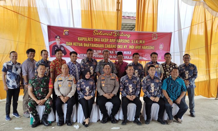 Foto Bersama Kapolres OKU ABKP Arif Harsono SIK, MH, Kapolsek Baturaja Timur, Camat dan Seluruh Kepala Desa / Kelurahan Se Kecamatan Baturaja Timur, Kamis (23/2/2023).