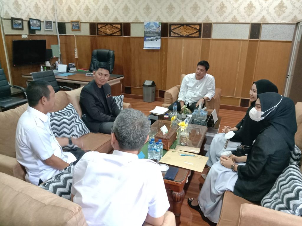 Tim dari RSUP Dr. Mohammad Hoesin Palembang saat bertemu dengan Kabag Persidangan dan Perundang-Undangan dan Kabag Umum dan Keuangan DPRD OKU. Foto Kanalberita.id / Apriansyah