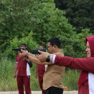 Tampak Kasat Tahti Polres OKU Iptu Yulia Fitriyanti SSos MSi di kegiatan latihan tembak di lapangan Tembak Polres OKU Polda Sumsel. Foto dokumen polisi