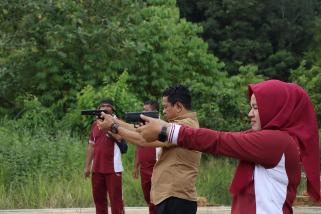 Tampak Kasat Tahti Polres OKU Iptu Yulia Fitriyanti SSos MSi di kegiatan latihan tembak di lapangan Tembak Polres OKU Polda Sumsel. Foto dokumen polisi