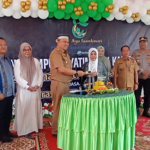 Pemotongan nasi tumpeng di acara peresmian Kampung Yatim dan Kampung Qur’an Nyimas Ratu Ayu Gandasari di desa Gunungmeraksa Kecamatan Lubukbatang Kabupaten OKU