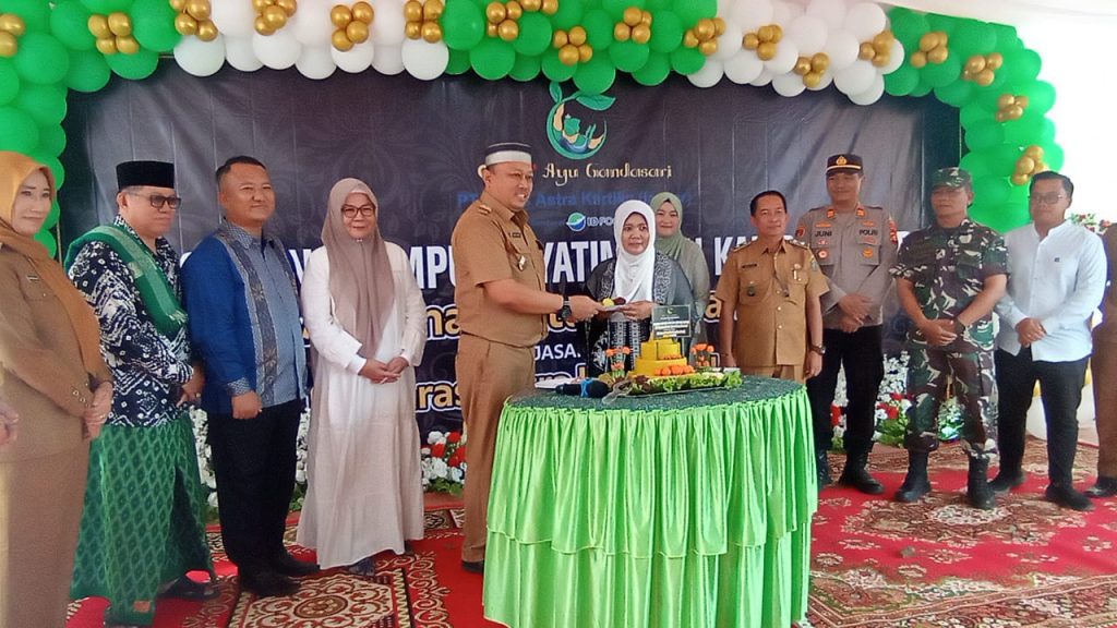 Pemotongan nasi tumpeng di acara peresmian Kampung Yatim dan Kampung Qur’an Nyimas Ratu Ayu Gandasari di desa Gunungmeraksa Kecamatan Lubukbatang Kabupaten OKU