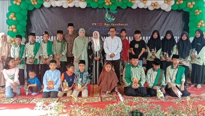 Ny. Heltati Didik Kustranggono memberikan tali asih kepada anak yatim. Foto Kanalberita.id / Apriansyah