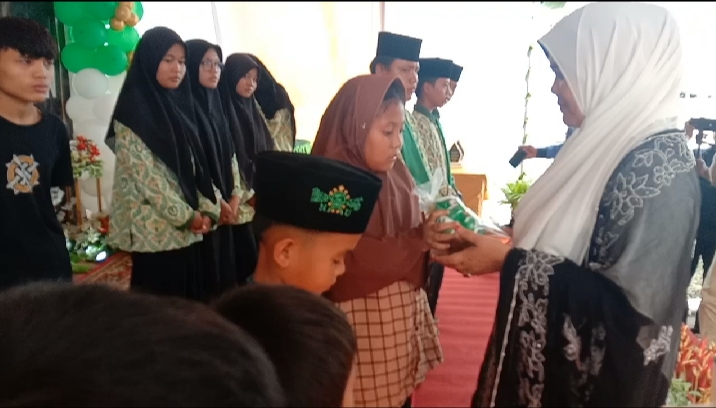 Ny. Heltati Didik Kustranggono memberikan tali asih kepada anak yatim. Foto Kanalberita.id / Apriansyah