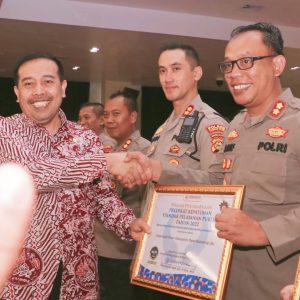 Kapolres OKU Polda Sumsel Terima Piagam Penghargaan Predikat Kepatuhan Standar Pelayanan Publik Tahun 2022 Tingkat Polda Sumsel. Foto dokumen Humas Polres OKU