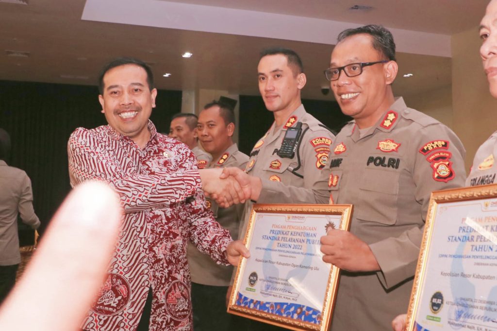 Kapolres OKU Polda Sumsel Terima Piagam Penghargaan Predikat Kepatuhan Standar Pelayanan Publik Tahun 2022 Tingkat Polda Sumsel. Foto dokumen Humas Polres OKU