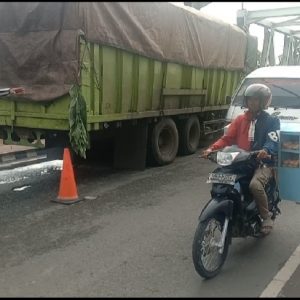 Truck pengangkut batubara patah as di tengah Jembatan ogan II Baturaja Kabupaten Ogan Komering Ulu. Akibatnya arus lalu lintas terganggu. Foto Kanalberita.id / Apriansyah