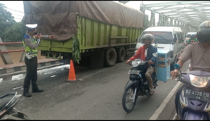 Truck pengangkut batubara patah as di tengah Jembatan ogan II Baturaja Kabupaten Ogan Komering Ulu. Akibatnya arus lalu lintas terganggu. Foto Kanalberita.id / Apriansyah