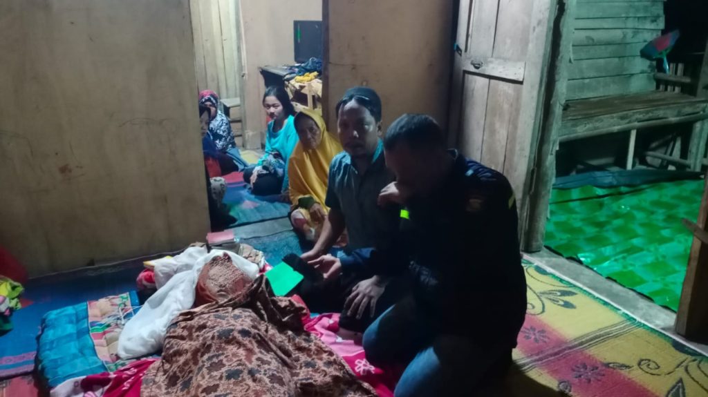 Remaja berusia 17 tahun tewas disambar petir saat sedang bermain HP dalam kondisi dicharge di Talang Teleme Dusun 7 Desa Lubuk Batang Lama Kecmatan Lubuk Batang Kabupaten OKU. Foto dokumen polisi.