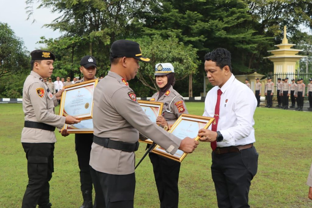 Kapolres OKU AKBP Arif Harsono SUK MH menyerahkan Piagam Penghargaan dari Kementerian Pendayagunaan Aparatur Negara dan Reformasi Birokrasi (MENPAN RB) dan KAPOLRI. Foto Kanalberita.id / Apriansyah