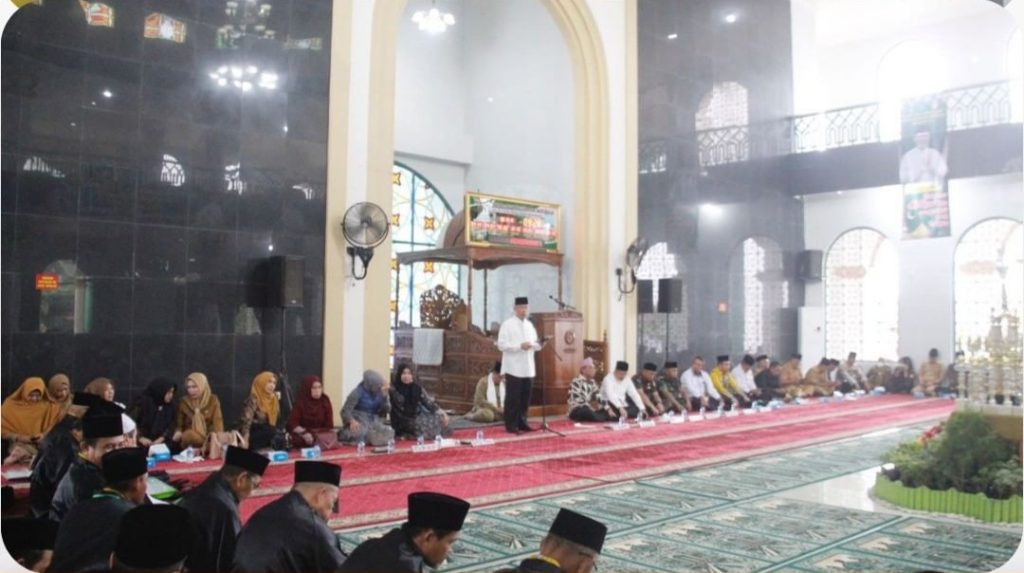 PJ Bupati OKU H Teddy Meilwansyah SSTP M.M M.Pd berjanji akan memberikan bonus umroh bagi  peserta yang mendapatkan 3 besar Tingkat  Nasional, saat membuka Seleksi Tilawatil Qur'an (STQ) XXVII tingkat Kabupaten OKU tahun 1444 H/2023 M di Masjid Islamic Centre Baturaja, Senin (06/03/2023). 