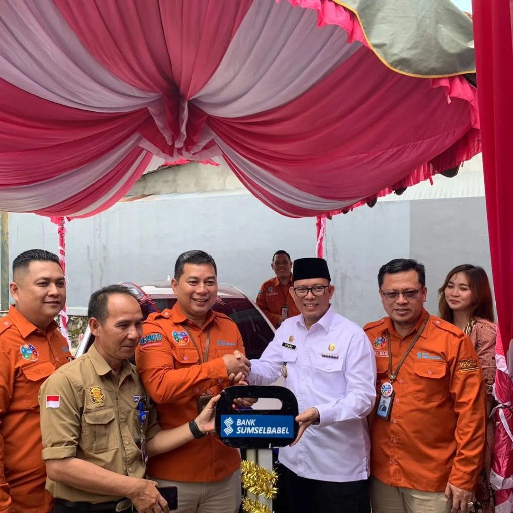 PJ Bupati OKU H Teddy Meilwansyah didampingi Pemimpin Cabang Baturaja M Ramli Sinin, Pemimpin Capem Batumarta dan Pemimpin Capem Peninjauan menyerahkan hadiah Grand Frize Undian Pesirah Bank Sumsel babel Cabang Baturaja berupa Toyota Yaris. Kanalberita.id / Apriansyah