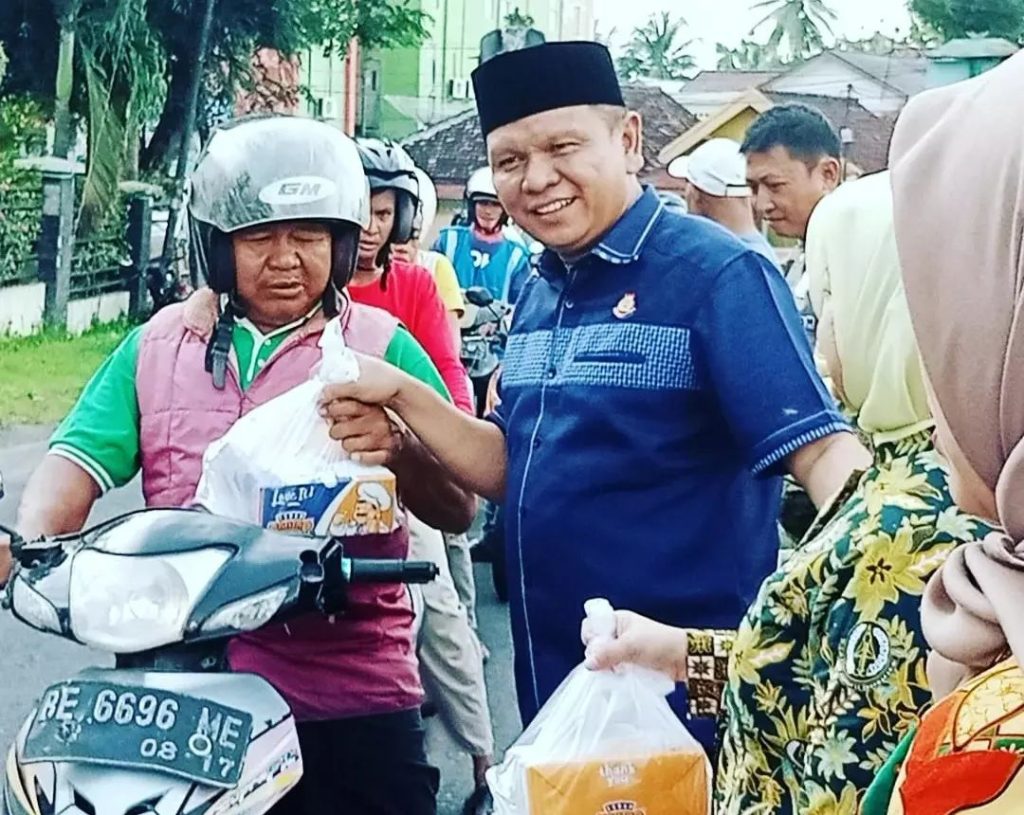 Kejari OKU membagikan makanan berbuka puasa bertempat di depan Kantor Kejaksaan Negeri Ogan Komering Ulu, Jum’at (24/3/2023). 