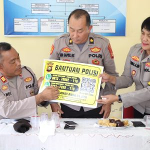 Wakapolres OKU Polda Sumsel, Kompol Farida Aprillah, SH membagikan nomor telepon bantuan polisi di acara Jumat Curhat Jum’at (3/3/2023). Foto dokumen Humas Polres OKU