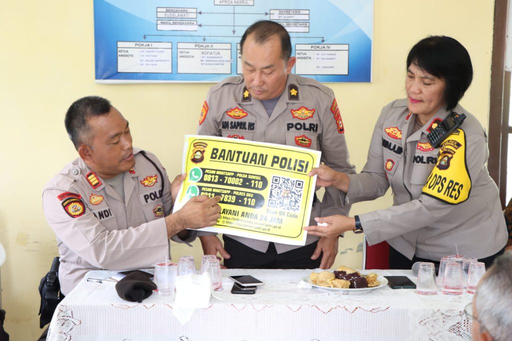 Wakapolres OKU Polda Sumsel, Kompol Farida Aprillah, SH membagikan nomor telepon bantuan polisi di acara Jumat Curhat Jum’at (3/3/2023). Foto dokumen Humas Polres OKU