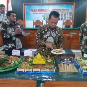 Ketua PN Baturaja Kelas IB Hendri Agustian SH MHum memotong tumpeng pada Puncak Peringatan HUT IKAHI ke-70 Tahun 2023. Foto Kanalberita.id / Apriansyah