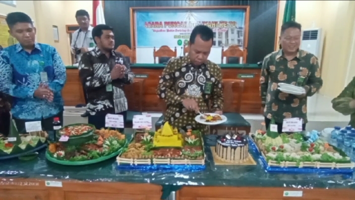 Ketua PN Baturaja Kelas IB Hendri Agustian SH MHum memotong tumpeng pada Puncak Peringatan HUT IKAHI ke-70 Tahun 2023. Foto Kanalberita.id / Apriansyah