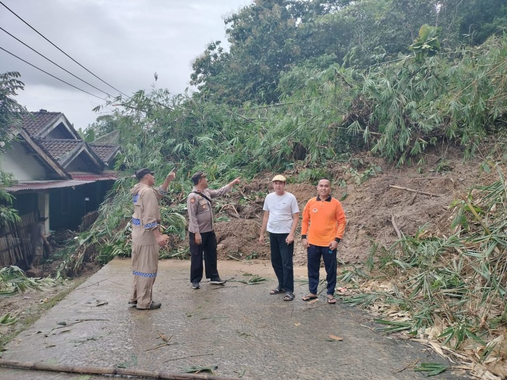 Tanah Longsor Di Ulu Ogan Akibat Hujan Terus-Menerus, Jum’at (10/3/2023).