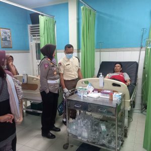 Kasat Lantas Polres OKU Polda Sumsel AKP Dwi Karti Astuti SH saat mengunjungi sopir mobil Minibus L 300 BG 1609 ZF Dedi Eko (43) yang dirawat di RS Dr Noesmir Baturaja. Foto Kanalberita.id / Apriansyah