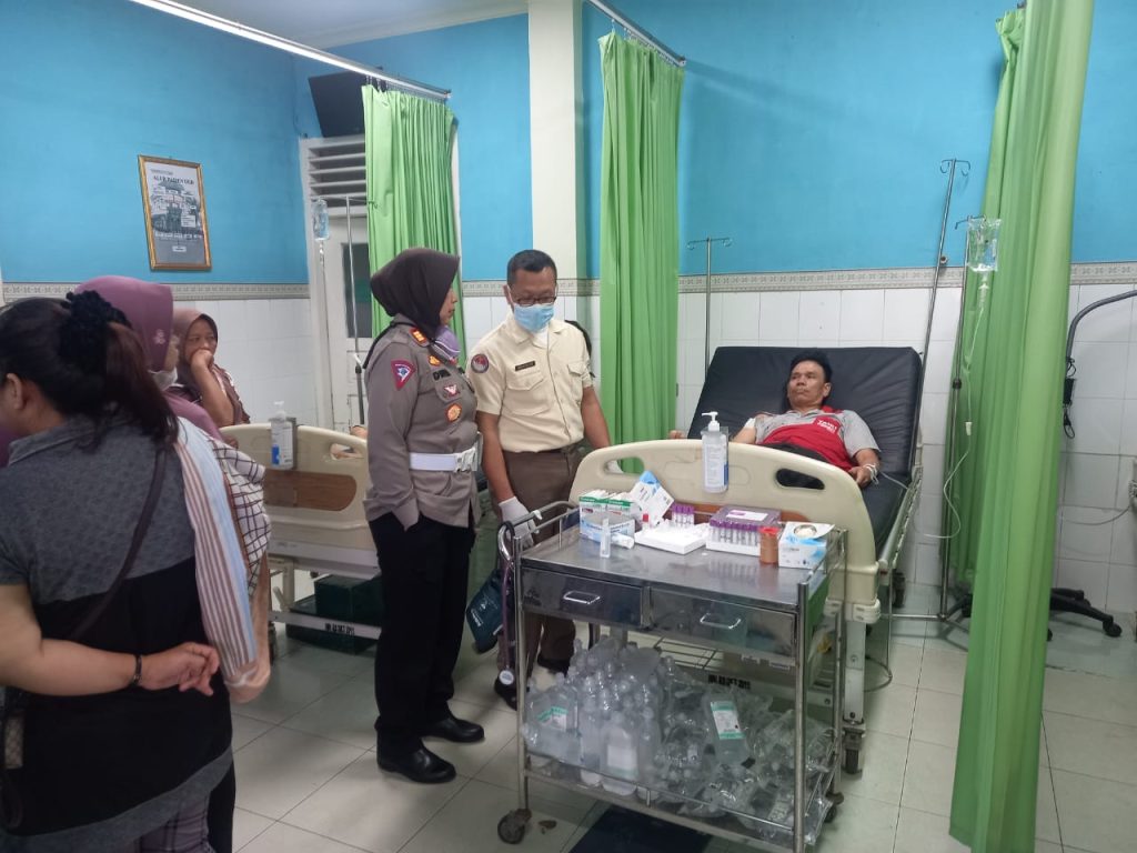 Kasat Lantas Polres OKU Polda Sumsel AKP Dwi Karti Astuti SH saat mengunjungi sopir mobil Minibus L 300 BG 1609 ZF Dedi Eko (43) yang dirawat di RS Dr Noesmir Baturaja. Foto Kanalberita.id / Apriansyah