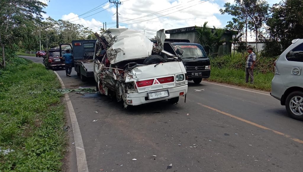 Kondisi mobil yang bertabrakan rusak parah. Foto Kanalberita.id / Apriansyah 