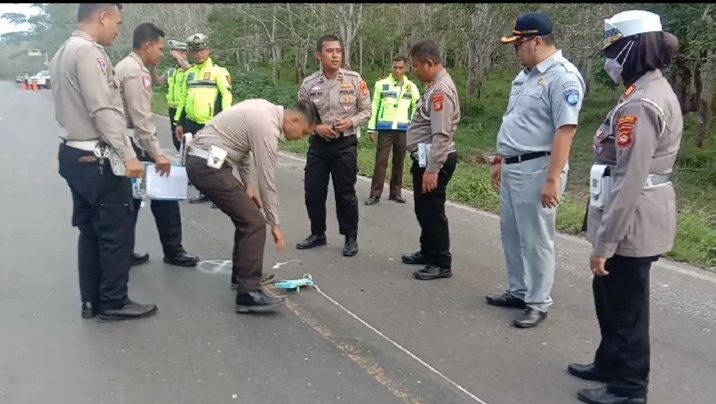 Tim Traffic Accident Analysis Polda sumsel turun ke lokasi untuk mengungkap kasus kecelakaan lalu lintas yang menelan 3 korban nyawa di jalan raya Desa Kurup Kecamatan Lubukbatang Kabupaten Ogan Komering Ulu Propinsi Sumatera Selatan Minggu (26/3/2023). Foto Kanalberita.id / Apriansyah