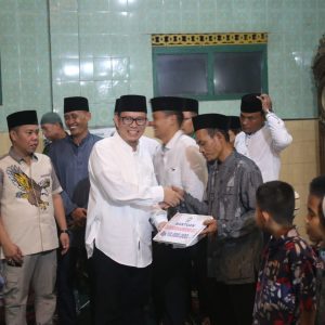 PJ Bupati OKU H. Teddy Meilwansyah SSTP MM MPd melakukan safari Ramadhan sampai ke pedesaaan sambil memberikan bnatuan ke masjid-masjid. Kanalberita.id / Apriansyah