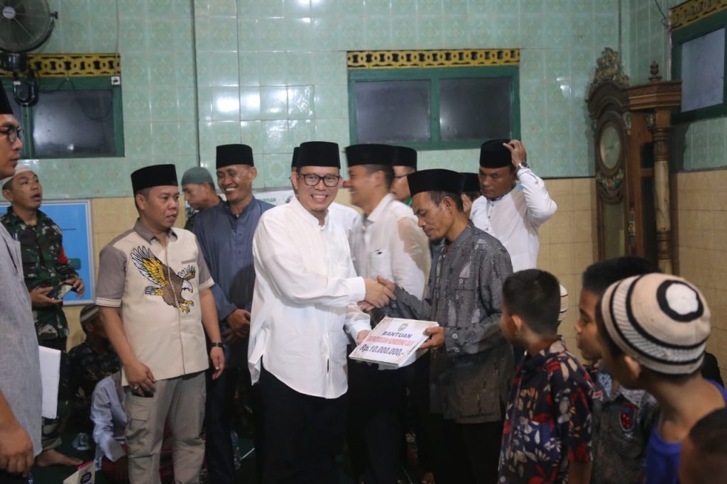 PJ Bupati OKU H. Teddy Meilwansyah SSTP MM MPd melakukan safari Ramadhan sampai ke pedesaaan sambil memberikan bnatuan ke masjid-masjid. Kanalberita.id / Apriansyah