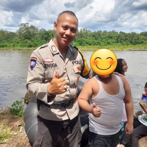 Bripka Rangga yang brehasil meneylematkan anak yang nyaris terseret sat bermain di wisata air Desa Kebanagung Kecamatan Semdiangaji OKU. Foto dokumen polisi