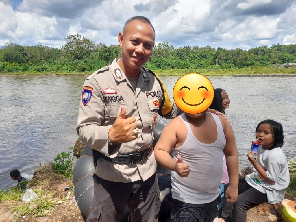 Bripka Rangga yang brehasil meneylematkan anak yang nyaris terseret sat bermain di wisata air Desa Kebanagung Kecamatan Semdiangaji OKU. Foto dokumen polisi