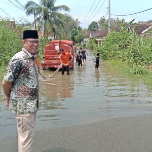 PJ Bupati OKU H Teddy Meilwansyah SSTP MM MPd memantau 5 unit armada Damkar dan BPBD menyedot banjir yang menggenanngi Jalan Pancur Desa Tanjung Baru Kecamatan Baturaja Timur Kabupaten OKU Kamis (27/4)/2023). Kanalberita.id / Apriansyah